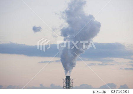工場の煙突から出る煙 工場の煙突から出る煙 32716505