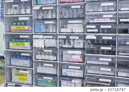 薬の入った棚 32716787