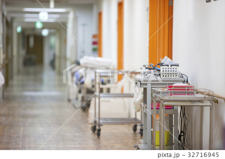 病棟の廊下 病棟の廊下 32716945