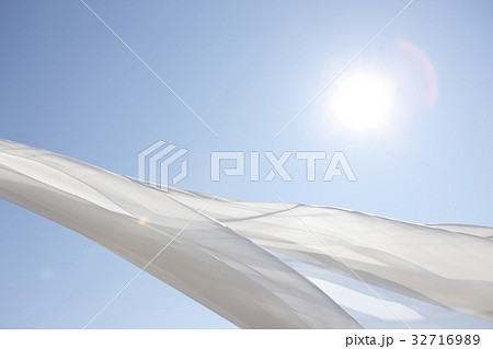 青空と白いカーテン 32716989