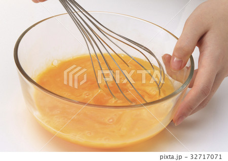 卵を混ぜる 卵を混ぜる 32717071