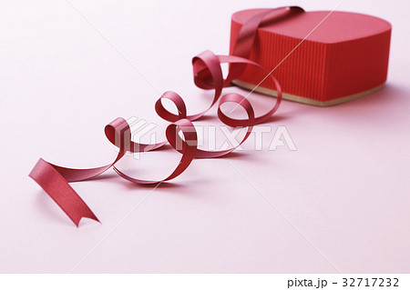ハートのパッケージとリボン 32717232