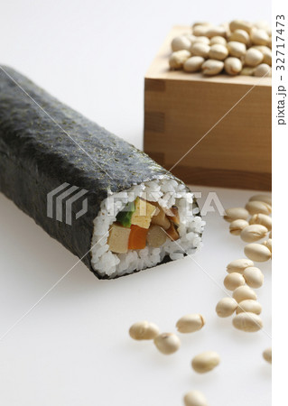 升に入った豆と巻寿司 32717473