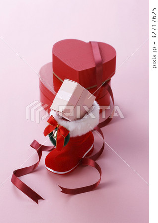長靴とハートのパッケージとリボン 32717625