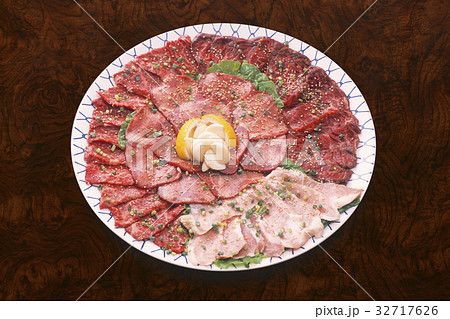 焼き肉の盛り合わせ 32717626