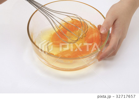 卵を混ぜる 32717657