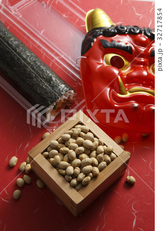 鬼の面と升に入った豆と巻寿司 鬼の面と升に入った豆と巻寿司 32717854