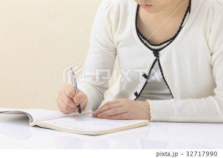 勉強する女性 32717990
