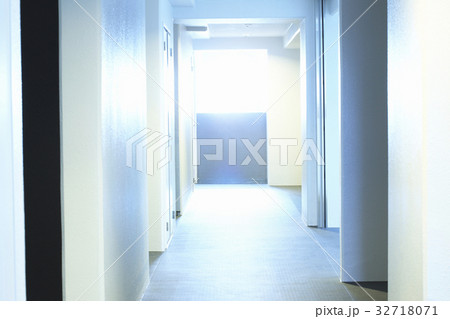 マンションの廊下 32718071