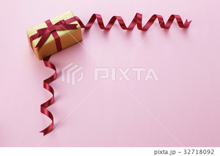 リボンとプレゼントの箱 リボンとプレゼントの箱 32718092
