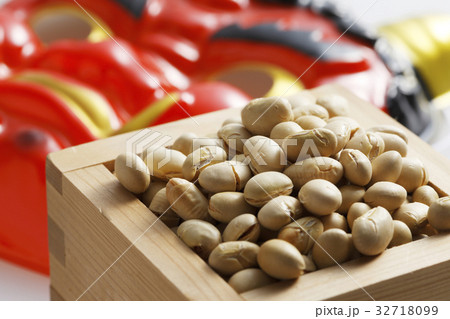 鬼の面と升に入った豆 鬼の面と升に入った豆 32718099