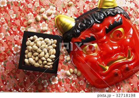 鬼の面と升に入った豆 32718198