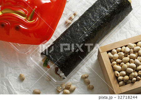 鬼の面と升に入った豆と巻寿司 32718244