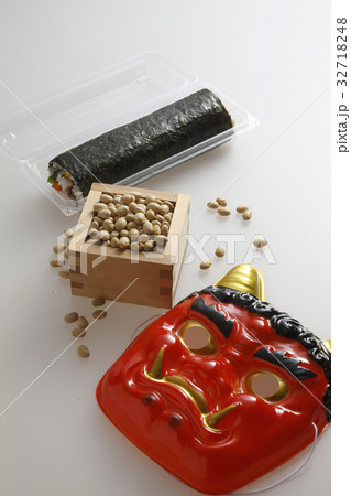 鬼の面と升に入った豆と巻寿司 鬼の面と升に入った豆と巻寿司 32718248