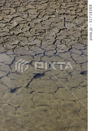 乾燥した地面 32718368