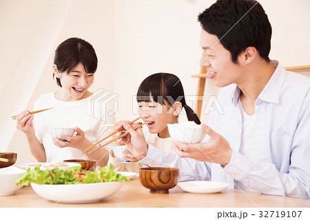 食卓 食事 家族 親子 夕飯 団らん 子供の写真素材