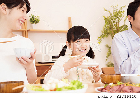 食卓 食事 家族 親子 夕飯 団らん 子供の写真素材 32719110 Pixta