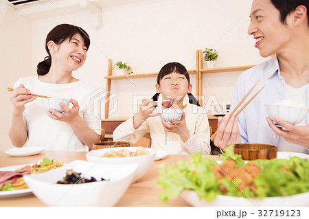 食卓 食事 家族 親子 夕飯 団らん 子供の写真素材