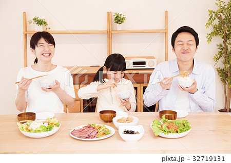 食卓 食事 家族 親子 夕飯 団らん 子供の写真素材