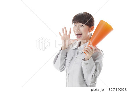 作業着姿のビジネスウーマンで応援 32719298