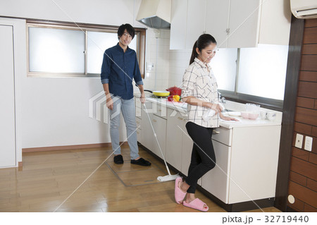 大掃除 清掃 新生活 夫婦 カップル 同棲 大掃除 清掃 新生活 夫婦 カップル 同棲 32719440