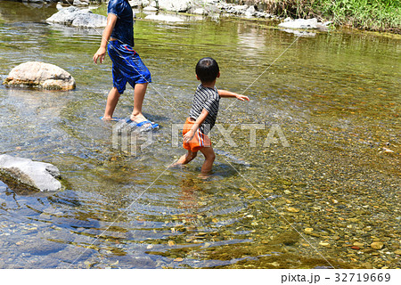 山里の川遊び 32719669