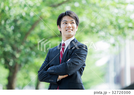 若いビジネスマン 若いビジネスマン 32720300