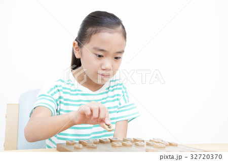 将棋を指す小学生女の子 32720370