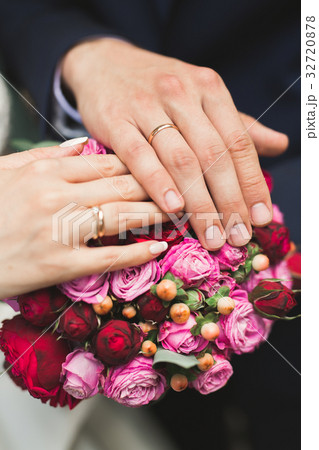 Beautiful luxury wedding bouquet of red flowers Beautiful luxury wedding bouquet of red flowers 32720878