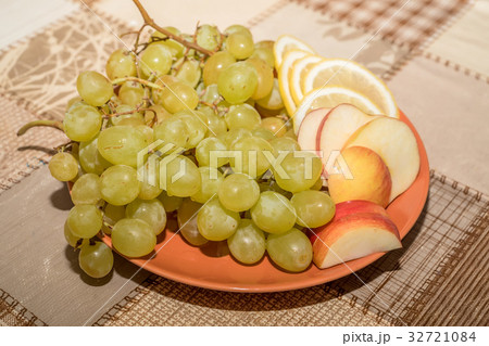 Fruit plate with grapes, apple and lemon 32721084