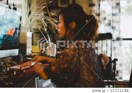 Photographer 32721188