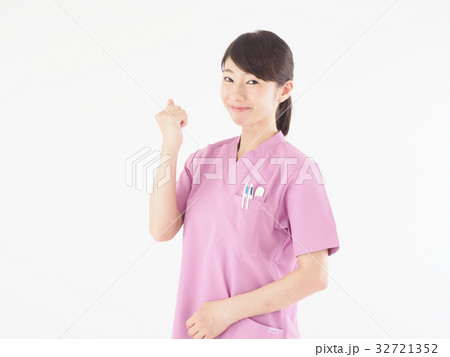 ガッツポーズをする看護師の女性 32721352