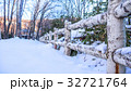 Wooden fence with heavy snow. 32721764