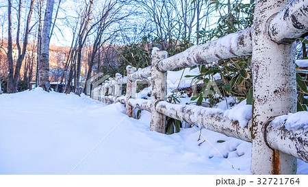 Wooden fence with heavy snow. 32721764