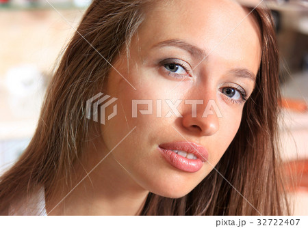 beautiful face of young woman 32722407