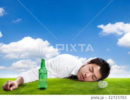 人 人間 焼酎の杯 32723703