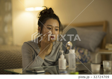 若い女性 スキンケア 32724709