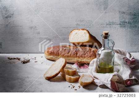 Homemade white wheat bread 32725003