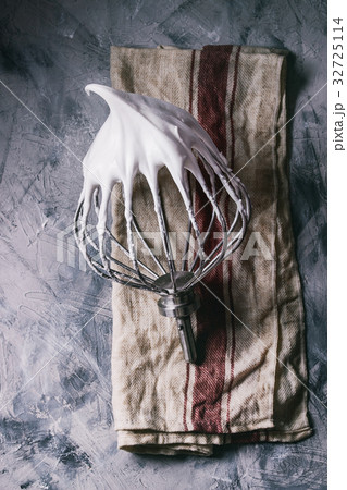 Process of cooking meringue Process of cooking meringue 32725114