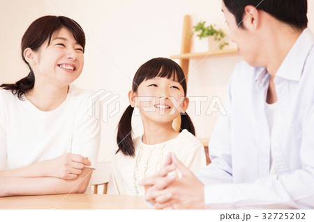 家族 親子 団らん 子供 ライフスタイル 家族 親子 団らん 子供 ライフスタイル 32725202