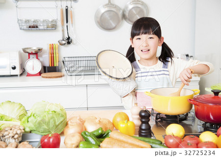 キッチン　料理　小学生　女の子　子供　ライフスタイル 32725234
