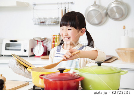 キッチン 料理 小学生 女の子 子供 ライフスタイルの写真素材