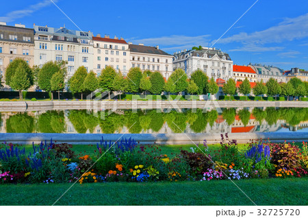 Belvedere garden in Vienna, Austria 32725720