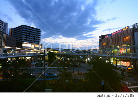夕暮れ時の海老名駅前 神奈川県海老名市 夕暮れ時の海老名駅前 神奈川県海老名市 32727588