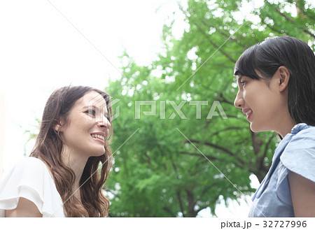 国際交流 (欧米人と日本人) 国際交流 (欧米人と日本人) 32727996