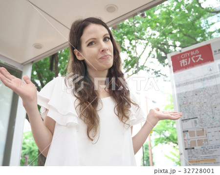 日本のバス停で悩む西洋人 32728001