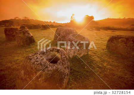 LAO PHONSAVAN PLAIN OF JARS 32728154