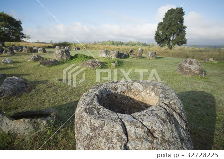 LAO PHONSAVAN PLAIN OF JARS 32728225