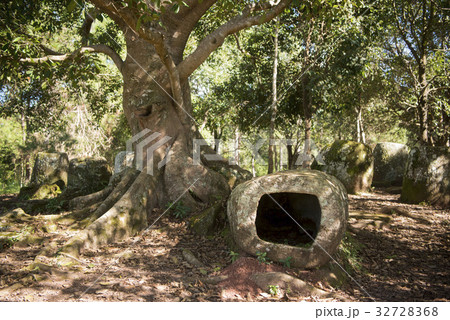 LAO PHONSAVAN PLAIN OF JARS 32728368