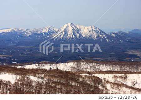 本倶登山から見る早春の尻別岳 32728726